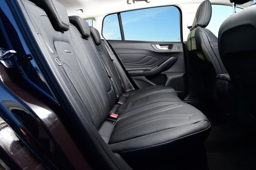 Интерьер Ford Focus Vignale Estate 2018 года  (UK) (фото 7 из 18)